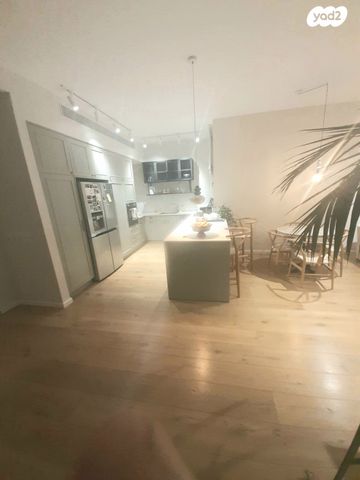 דירה, אריק איינשטיין, הרצליה ב', הרצליה