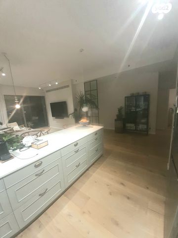 דירה, אריק איינשטיין, הרצליה ב', הרצליה