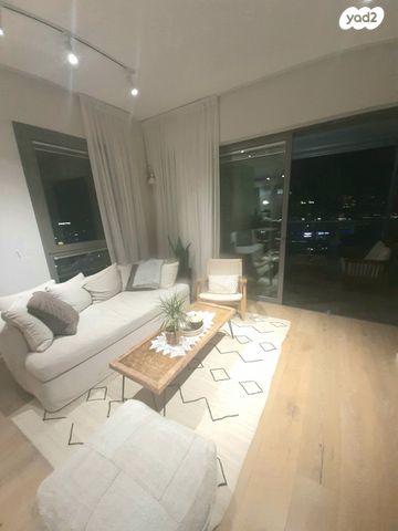 דירה, אריק איינשטיין, הרצליה ב', הרצליה