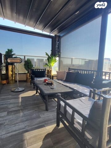 גג/ פנטהאוז, יהוד מונוסון