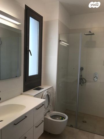 דירה, אריק איינשטיין, הרצליה ב', הרצליה