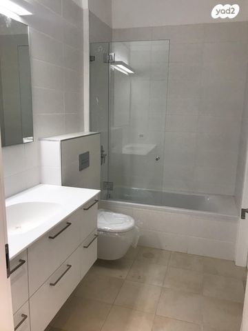 דירה, אריק איינשטיין, הרצליה ב', הרצליה