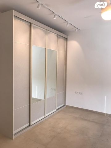 דירה, אריק איינשטיין, הרצליה ב', הרצליה