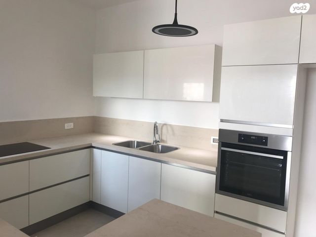 דירה, אריק איינשטיין, הרצליה ב', הרצליה