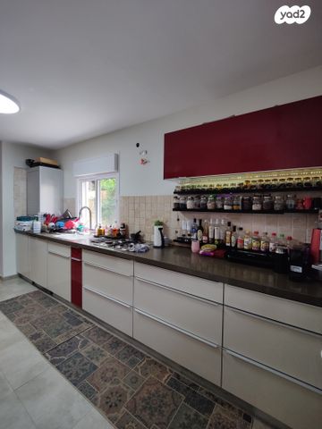 דו משפחתי, בת חפר