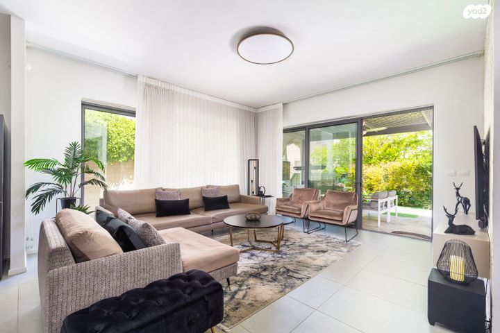 דו משפחתי, גדעון האוזנר, בית וגן, ירושלים