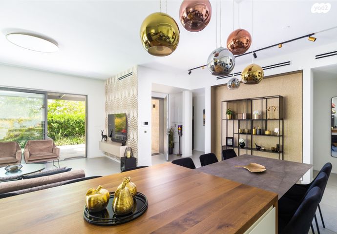 דו משפחתי, גדעון האוזנר, בית וגן, ירושלים