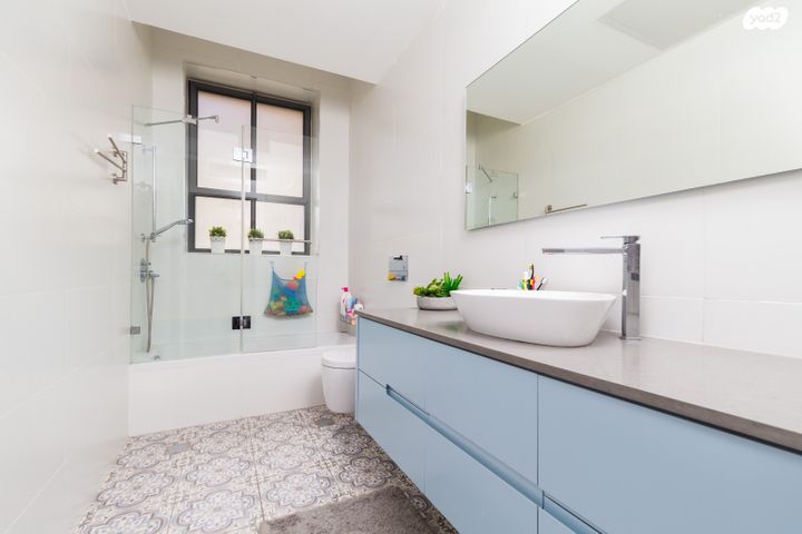 דו משפחתי, גדעון האוזנר, בית וגן, ירושלים