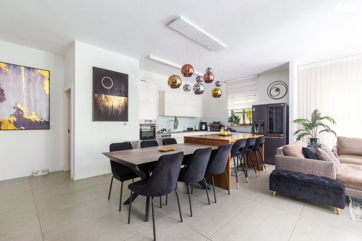 דו משפחתי, גדעון האוזנר, בית וגן, ירושלים