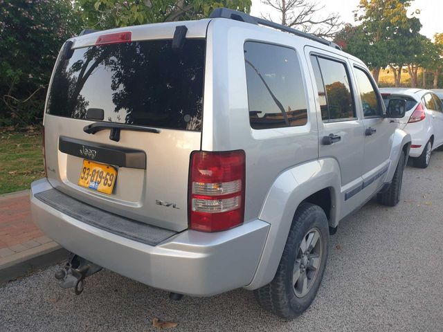 מודעת רכב ג'יפ צ'ירוקי