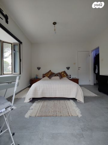 דו משפחתי, בת חפר