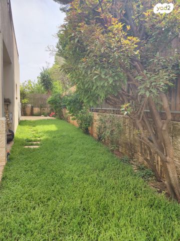 דו משפחתי, בת חפר