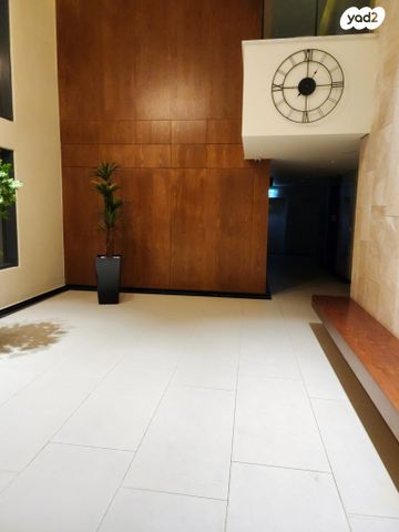 דירה, לוטם 19, הפרחים, חריש