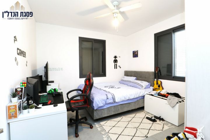 דו משפחתי, השירה העברית, בית אריה / עופרים