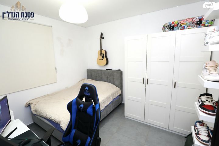 דו משפחתי, השירה העברית, בית אריה / עופרים