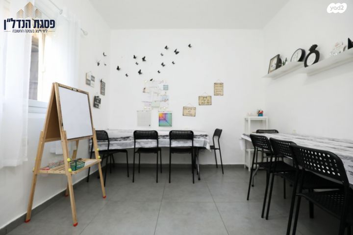 דו משפחתי, השירה העברית, בית אריה / עופרים