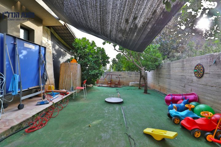 דו משפחתי, השירה העברית, בית אריה / עופרים