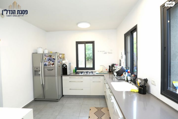 דו משפחתי, השירה העברית, בית אריה / עופרים