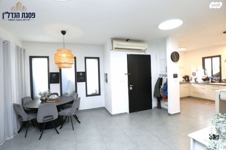 דו משפחתי, השירה העברית, בית אריה / עופרים