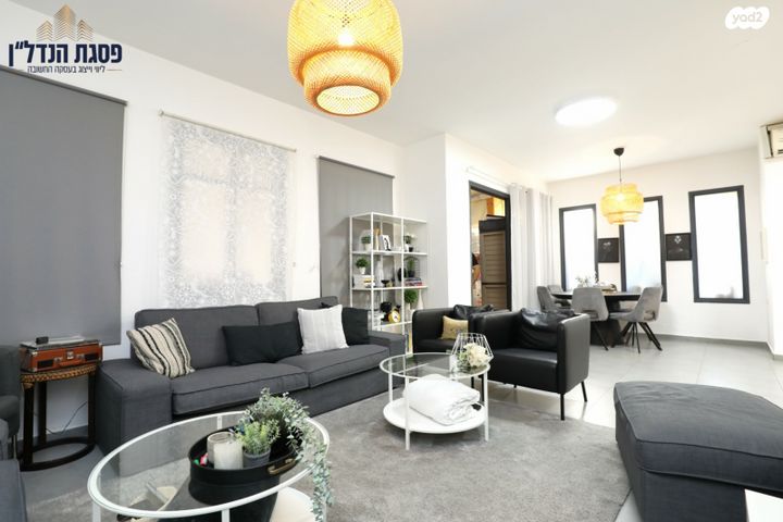 דו משפחתי, השירה העברית, בית אריה / עופרים