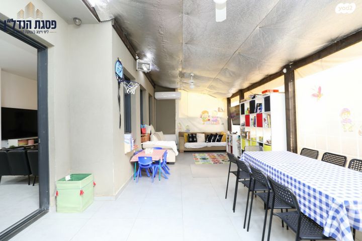 דו משפחתי, השירה העברית, בית אריה / עופרים