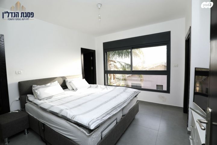 דו משפחתי, השירה העברית, בית אריה / עופרים