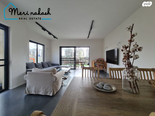 דו משפחתי, רמת אמיר, קדימה צורן