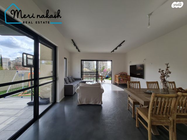 דו משפחתי, רמת אמיר, קדימה צורן