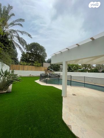 דו משפחתי, קיסריה