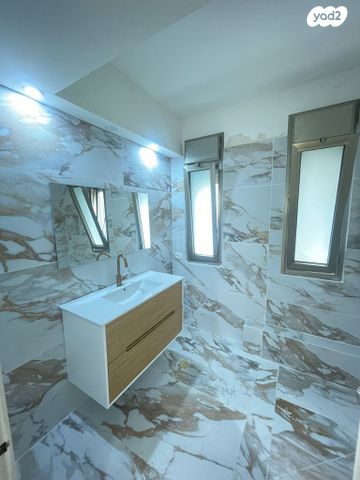 דו משפחתי, קיסריה