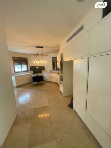 דו משפחתי, קיסריה