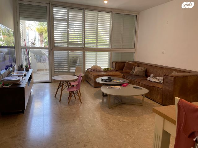 לאה גולדברג 