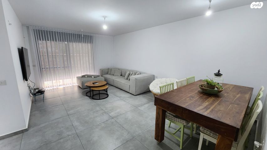 דירת גן, נרקיס 14, הפרחים, חריש