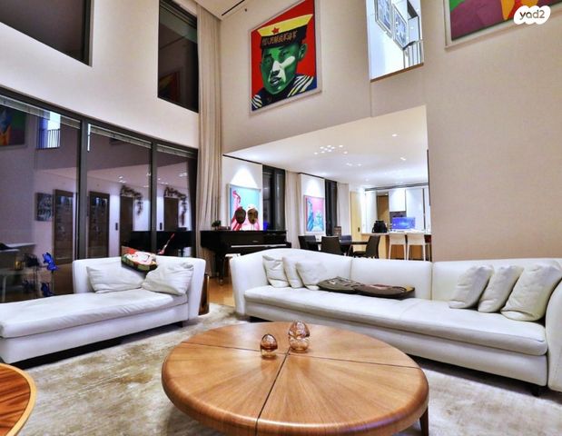 טריפלקס, גבעתיים