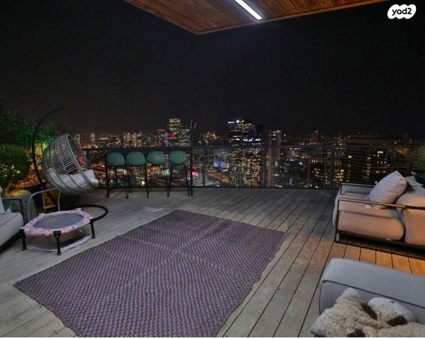 טריפלקס, גבעתיים