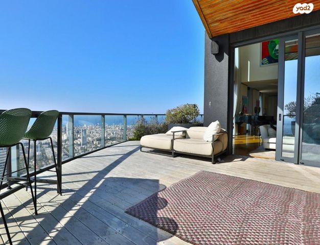 טריפלקס, גבעתיים