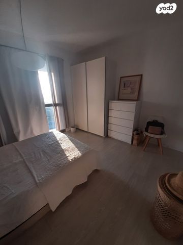 דירה, אריק איינשטיין, הרצליה ב', הרצליה