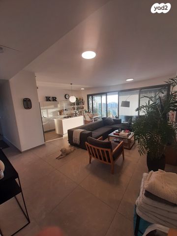 דירה, אריק איינשטיין, הרצליה ב', הרצליה