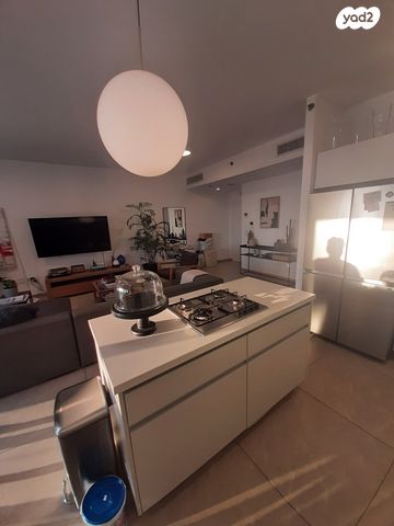 דירה, אריק איינשטיין, הרצליה ב', הרצליה