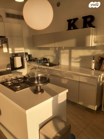 דירה, אריק איינשטיין, הרצליה ב', הרצליה