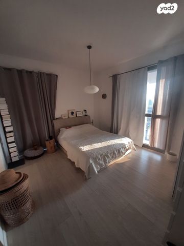 דירה, אריק איינשטיין, הרצליה ב', הרצליה