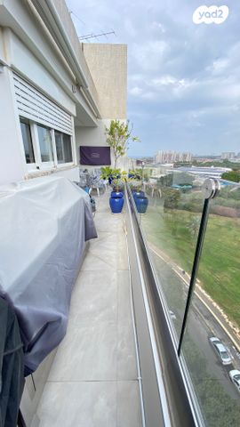 גג/ פנטהאוז, אורי צבי גרינברג, אזורי חן, גימל החדשה, תל אביב יפו