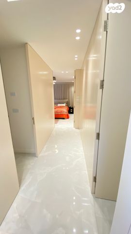 גג/ פנטהאוז, אורי צבי גרינברג, אזורי חן, גימל החדשה, תל אביב יפו