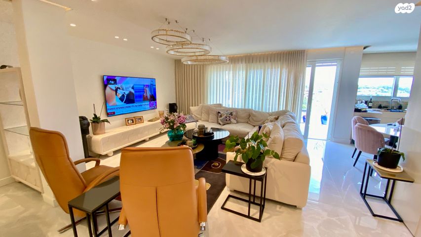 גג/ פנטהאוז, אורי צבי גרינברג, אזורי חן, גימל החדשה, תל אביב יפו