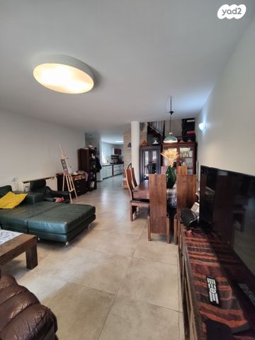 דו משפחתי, בת חפר