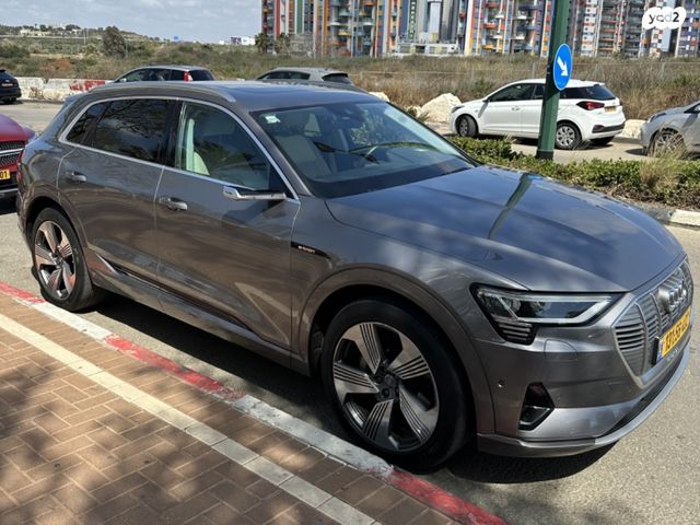 מודעת רכב אאודי E-tron