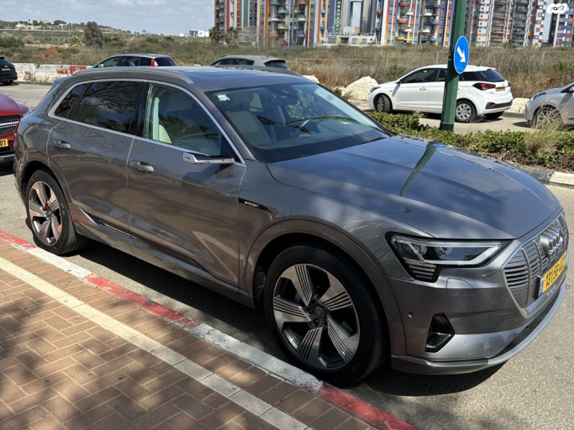 מודעת רכב אאודי E-tron
