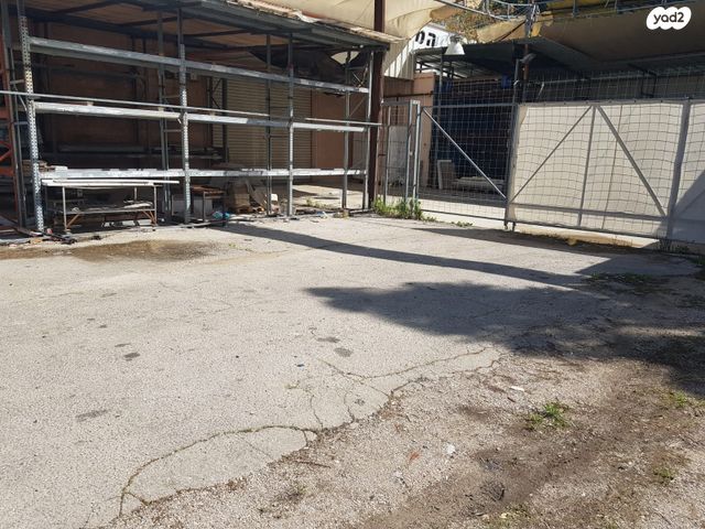 מחסנים, תל חנן, נשר