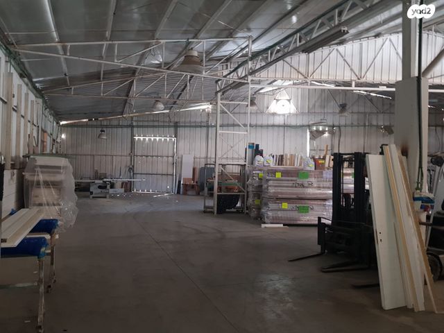 מחסנים, תל חנן, נשר