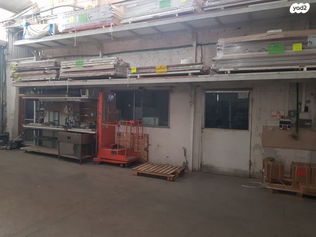 מחסנים, תל חנן, נשר